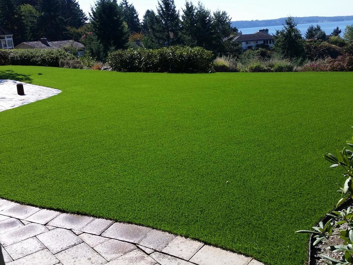 Large open artificial grass lawn installed by Oregon Artificial Turf in the Portland area